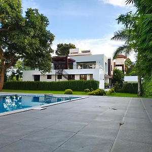 4* Bed & Breakfast Nadhiyoram River Retreat